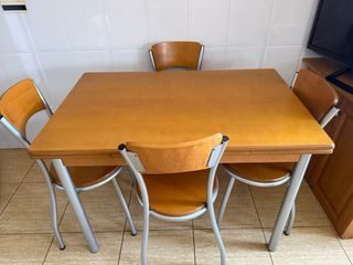 Mesa de cocina y 4 sillas madera y metal