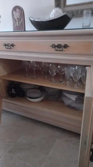 Mueble de madera y cristal