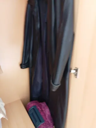 Abrigo de cuero negro