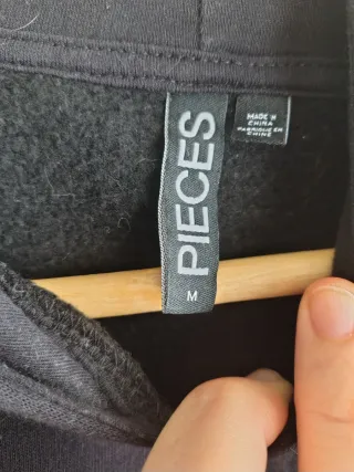 Sudadera Pieces con capucha y detalles dorados