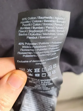 Sudadera Pieces con capucha y detalles dorados