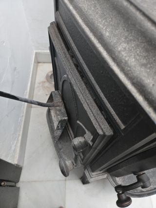 Estufa de leña negra.