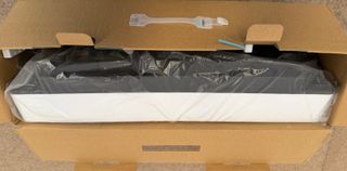 Caja de cartón con asa y embalaje