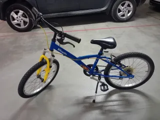 Bicicleta infantil Btwin azul y amarilla