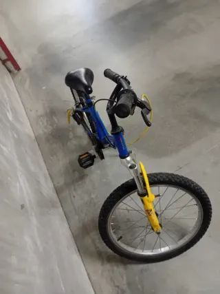 Bicicleta infantil Btwin azul y amarilla