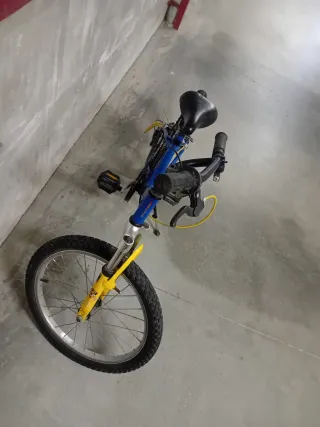 Bicicleta infantil Btwin azul y amarilla