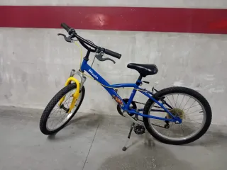 Bicicleta infantil Btwin azul y amarilla