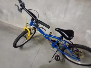 Bicicleta infantil Btwin azul y amarilla