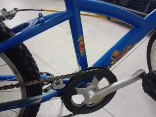 Bicicleta infantil Btwin azul y amarilla
