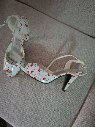 Sandalias tacón cerezas blancas