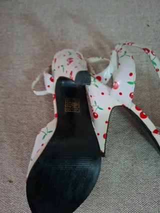 Sandalias tacón cerezas blancas