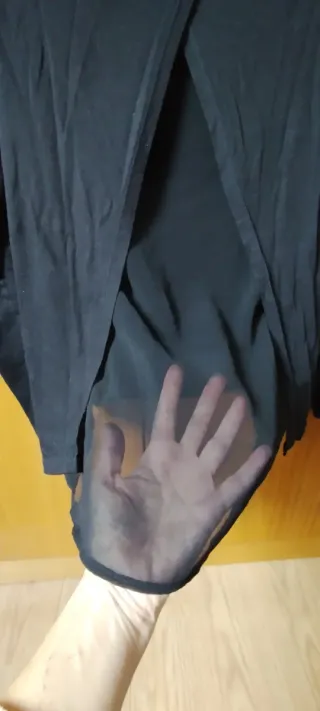 Camiseta Bershka negra con mariposas