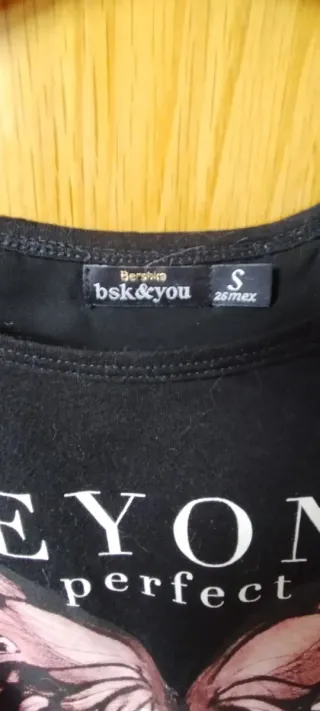 Camiseta Bershka negra con mariposas