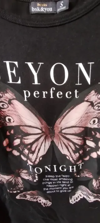 Camiseta Bershka negra con mariposas