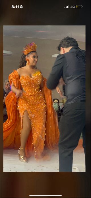 Vestido de fiesta naranja y dorado