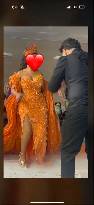 Vestido de fiesta naranja y dorado