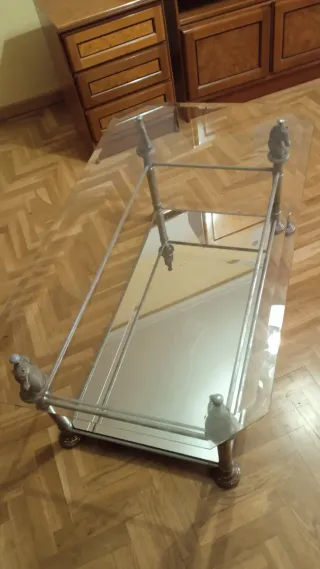 Vitrina de madera con cajonera debajo