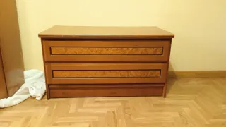 Vitrina de madera con cajonera debajo