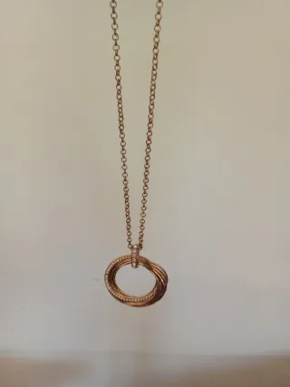 Collar dorado con círculos entrelazados