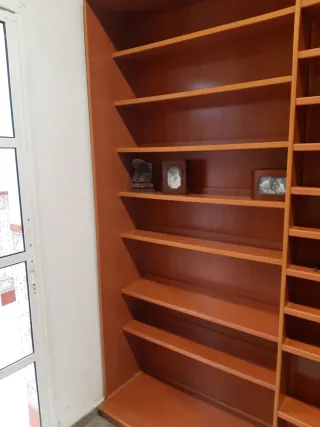 Librería de madera marrón