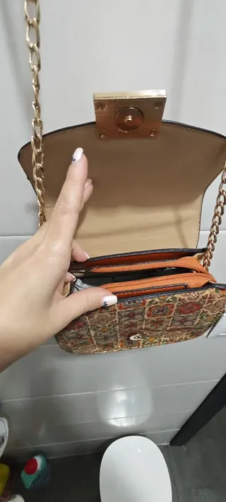 Bolso de corcho con cadena