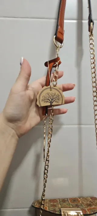 Bolso de corcho con cadena