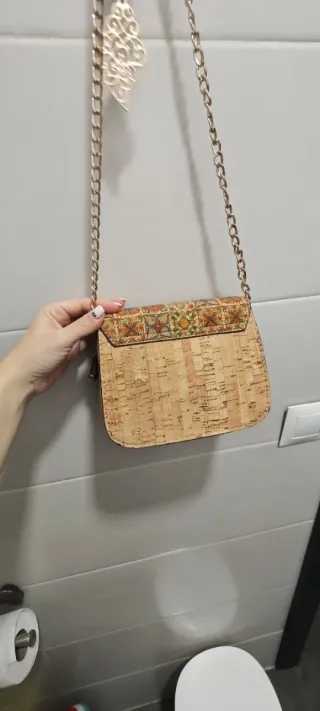 Bolso de corcho con cadena