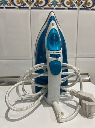 Plancha de vapor azul y blanca SAIVOD