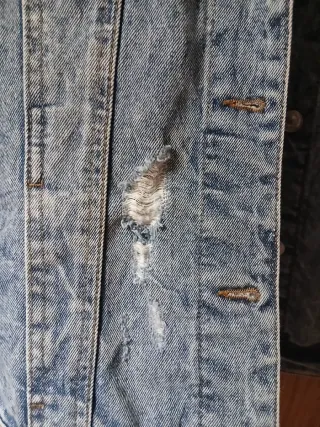 Chaqueta vaquera unisex desgastada