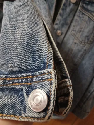 Chaqueta vaquera unisex desgastada