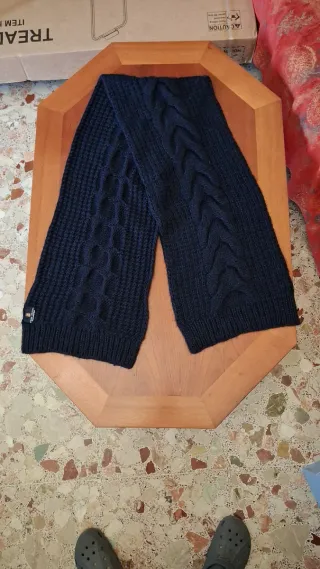 Sciarpa blu lavorata a maglia
