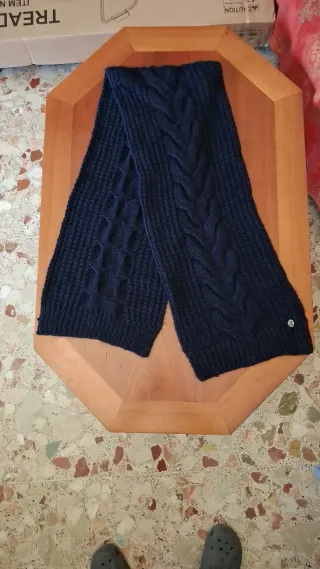 Sciarpa blu lavorata a maglia