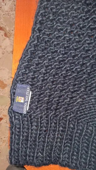 Sciarpa blu lavorata a maglia