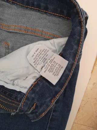 Pantalón vaquero azul.