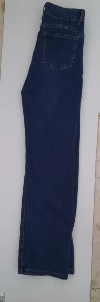 Pantalón vaquero azul.