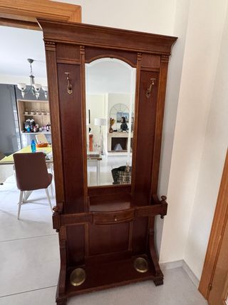 Recibidor de madera con espejo