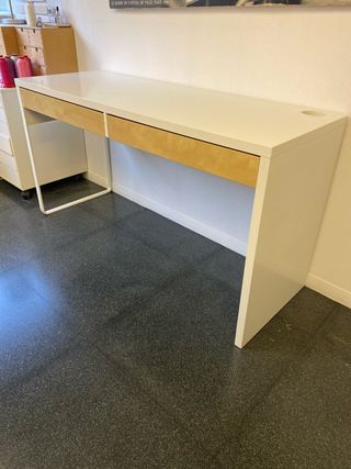 Escritorio blanco con 2 cajones de madera