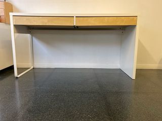Escritorio blanco con 2 cajones de madera