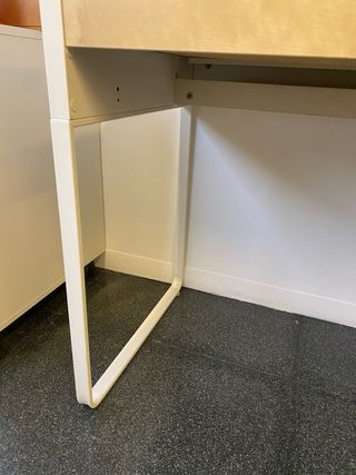 Escritorio blanco con 2 cajones de madera