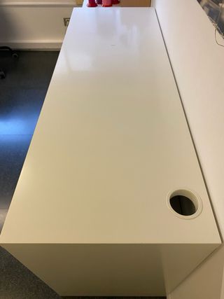 Escritorio blanco con 2 cajones de madera