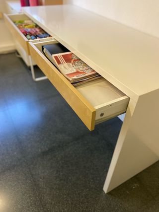 Escritorio blanco con 2 cajones de madera