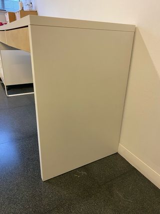 Escritorio blanco con 2 cajones de madera