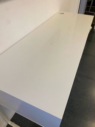 Escritorio blanco con 2 cajones de madera