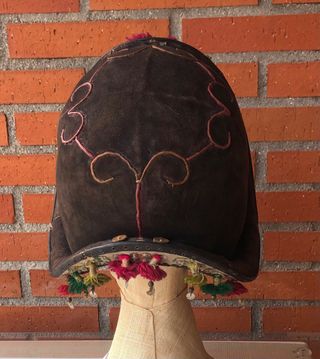 Capota antigua piel bordada flores lentejuelas