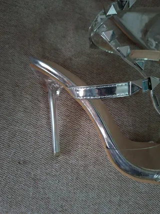 Sandalias transparentes con tachuelas plateadas