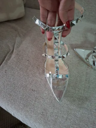 Sandalias transparentes con tachuelas plateadas