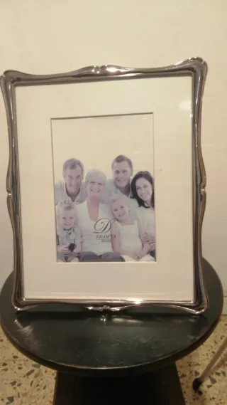 Marco de fotos plateado y blanco