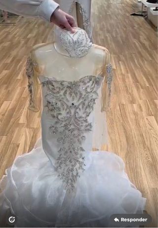 Vestido de fiesta plateado y blanco