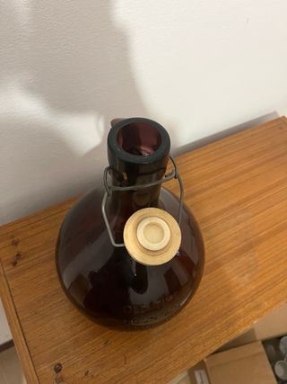 Bottiglione viola con guarnizione