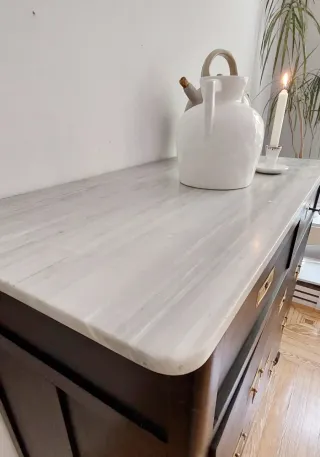 Cómoda negra antigua